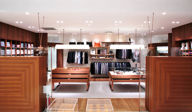 メンズの “DRESS” のコーナー。テーラードのファクトリーブランドに加え、「トム ブラウン ニューヨーク」や「ニール バレット」などのアイテムをミックスして並べている。