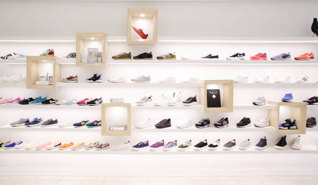 “SNEAKER” のコーナー。「ナイキ」や「プーマ」といったスポーツブランドと、今注目の「ヴァレンティノ」や「エイティーズ」のスニーカーを一緒に展開。