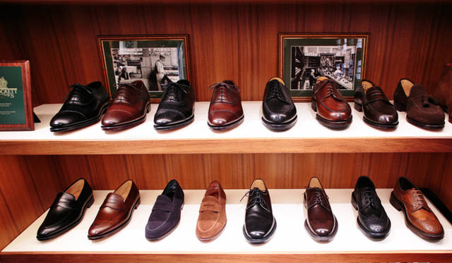 メンズの “DRESS” のコーナーに並ぶビジネスシューズ。「クロケット＆ジョーンズ」「チャーチ」「トリッカーズ」などが揃う。