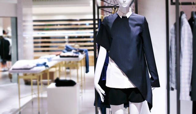 写真は、ウィメンズの “MODE” のスペース。トルソーが着用するのは「メゾン マルタン マルジェラ」のトップ。