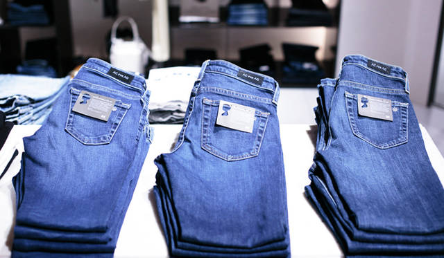 ウィメンズの “DAILY” のスペースでは、モデルでタレントのアレクサ・チャンが手がけたジーンズ「Alexa Chung For AG」も展開している。