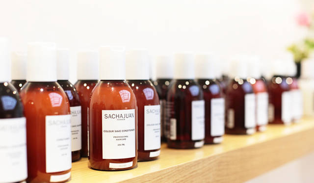 写真は “ROOM” のコーナー。ルームウェアやランジェリーのほか、スウェーデンのヘアケアブランド「サシャフアン」のシャンプーやヘアワックスもある。