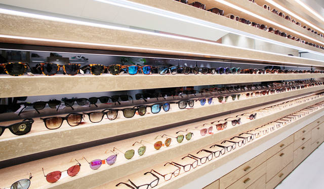 “EYEWEAR” のスペースでは、「トム ブラウン ニューヨーク」や「トム フォード」、「オリバー ピープルズ」などをラインナップ。視力測定のコーナーも設置されている。