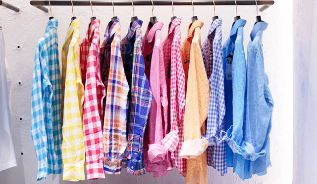 写真はメンズの “HIGH CASUAL” のコーナー。春夏シーズンらしい色鮮やかなシャツは、イタリアのファクトリーブランド「カタリザーノ」や「フィナモレ」を取り揃える。