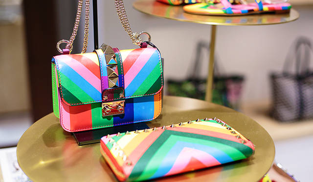 “BAG” のコーナーに並ぶ、「ヴァレンティノ」のポーチとウォレット。鮮やかな色の組み合わせが新鮮。
