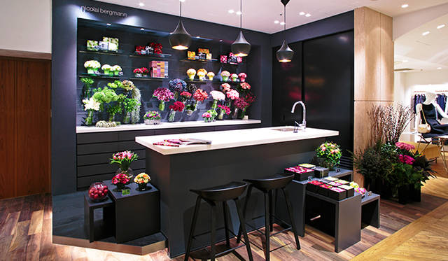 「エストネーション大阪店」には「ニコライ バーグマン」のインショップを併設。専門のスタッフが、相談しながら好みに合ったアレンジメントを製作することができる。