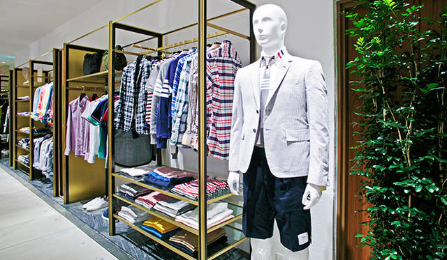 トルソーが着用するアイテムは「トム ブラウン ニューヨーク」。シアサッカーのジャケットは、エストネーション大阪店限定。