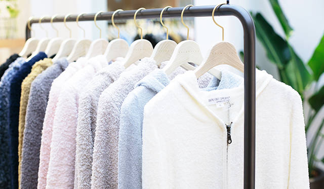 ルームウェアなどを扱う “ROOM” のスペースに並ぶ「ベアフットドリームス」のパーカ。起毛したボアの生地は、心地いい肌触り。