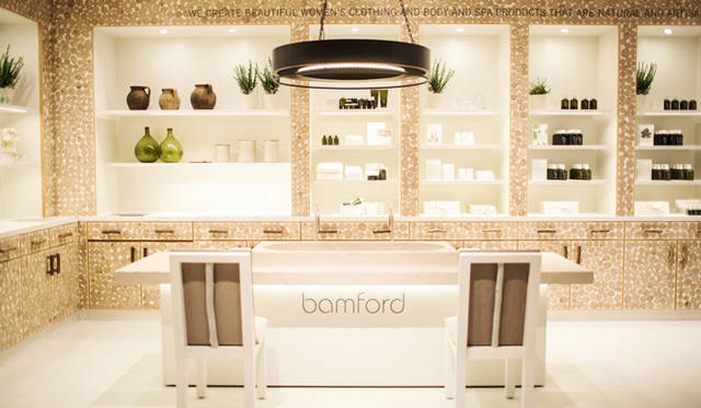 ゆっくりとコスメが試せるシンクタイプのカウンター。