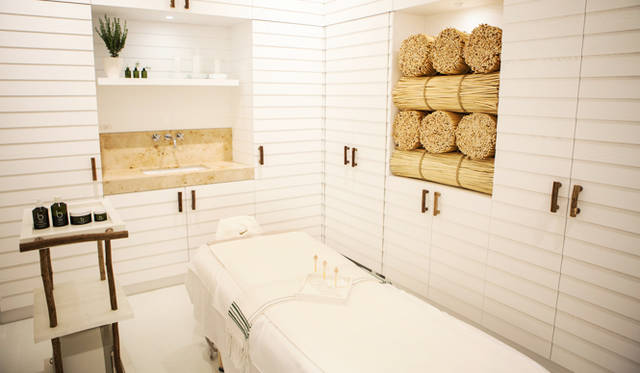 スパルームは２つ。こちらは藁をイメージしたスパ個室。