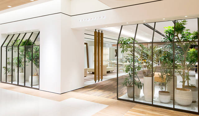 「エストネーション大阪店」のメインエントランス。白を基調にしたクリーンなファサードが印象的で、ヨーロッパのパティオ（中庭）を思わせる。