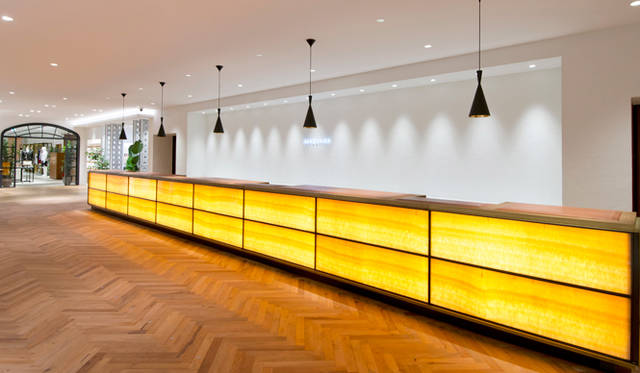 店内の中央に位置するロングカウンター。リゾートホテルのレセプションを思わせる。