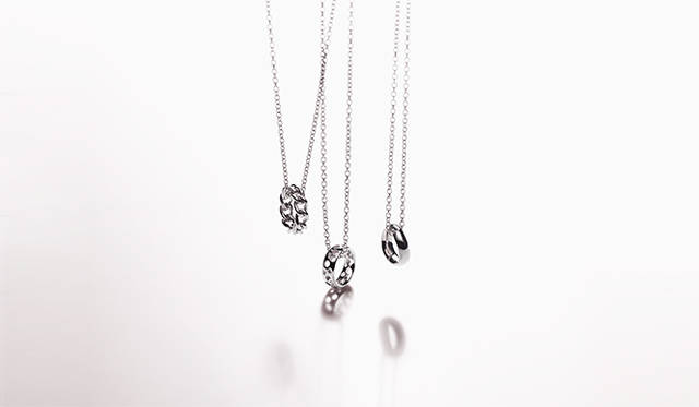 チャーム［WG］各11万8800円、チェーン［WG］各13万5000円