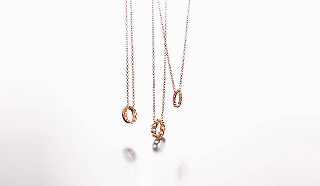 チャーム［RG］各11万3400円、チェーン［RG］各13万5000円