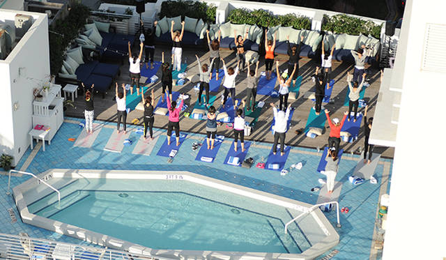 宿泊したホテルのルーフトップで朝ヨガを。朝日を浴びると心も目覚める。