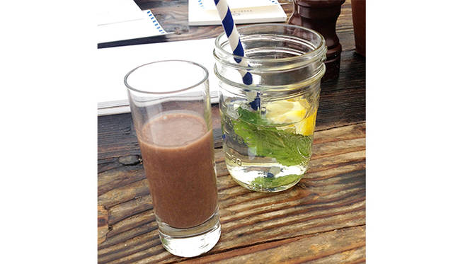 左のドリンクは、冬虫夏草の粉末とココアを混ぜたもの。エネルギーアップと老化防止に。