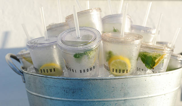 ヨガを行ったルーフトップにはレモンとミントを入れたフレッシュな水が用意。ここにもボビイ流ウェルネスが。