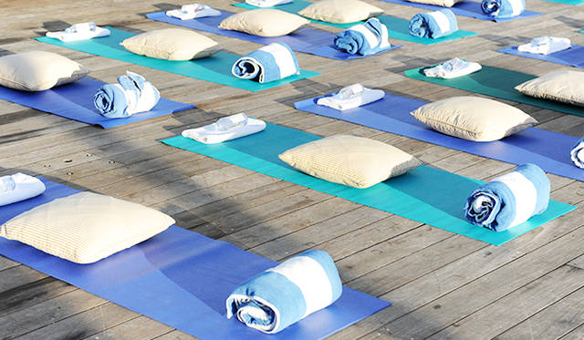 朝からヨガのマットが用意されて、ボビイが長年の習慣にしているヨガを体験。