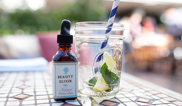 ジョシュア博士のクリニックが女性の美と健康のために出しているエキス「ビューティ・エキシキール」にも冬虫夏草が配合されている。