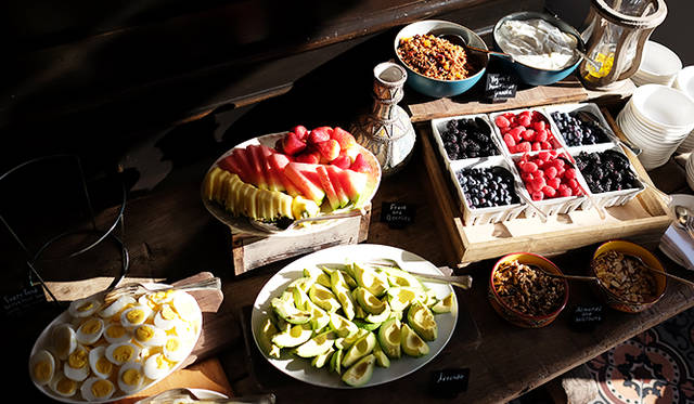 アボガドやナッツ、抗酸化作用の高いブルーベリーやラズベリーなどが盛られたヘルシーな朝食。