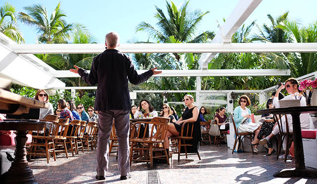 ジョシュア博士から漢方の知識についてレクチャーを受ける各国から参加したプレスたち。