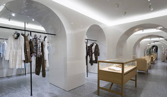 <strong>VALENTINO｜ヴァレンティノ</strong><br />「ヴァレンティノブティック」ウィメンズ