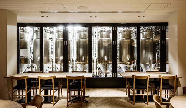 麦芽を煮込んで麦汁をつくる工程が中まで見える、日本初導入の透明なガラスの仕込み設備