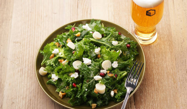 “Farm to Table（ファーム・トゥ・テーブル）”の精神に則り、契約農家から直送で届く西洋ケールや、色とりどりの旬野菜の良さを引き出したサラダ。写真は「ケールサラダ」（ハーフ 800円／フル 1400円）