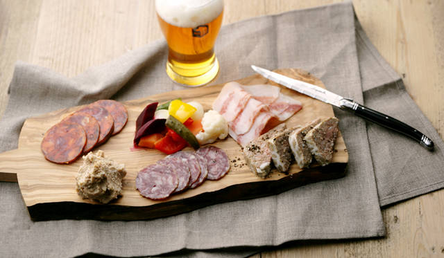 特製のシャルキュトリプレート（3種盛り 1000円／5種盛り 1800円）は、シェフが厳選したハム、サラミ、SVBのビールをくわえて作ったパテとリエットの盛り合わせ