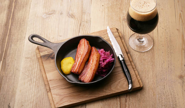 米ミシガン州南岸のヒッコリーを使用した自家製スモーク。食材に合わせて燻製の温度と時間を変えて旨味を引き立てている。写真は「自家製ベーコン」（1100円）