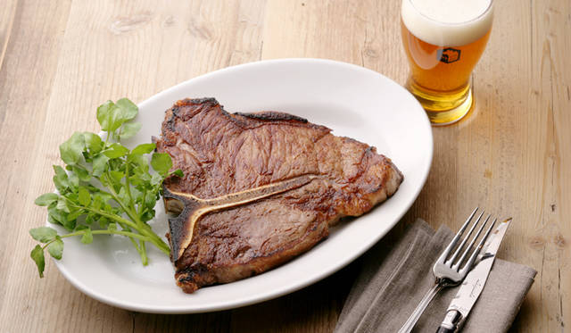 米ステーキハウス御用達、MONTAGUE社製のブロイラーオーブンを採用。900度の高温で肉本来の旨味を内側に閉じ込めて焼き上げるグリルメニュー。写真は「Tボーンステーキ」（9800円）