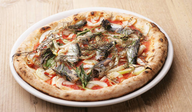 ピザは本場ナポリのピザ職人に支持されるカプート社の小麦粉を3種類ブレンドして作った生地に、ビールと相性のいい食材をトッピング。写真は北海道産真イワシのオイルサーディンにオレガノやフェンネルといったハーブで香りづけした「マリナーラ」（1600円）