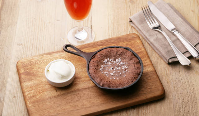 自家製デザートも充実。写真は「SVB特製焼きチョコレートケーキ」（800円）　※フレークソルトとホイップクリーム付き