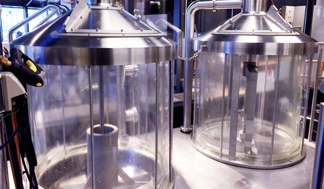 「グラスブリューハウス」（ガラス製仕込み釜）