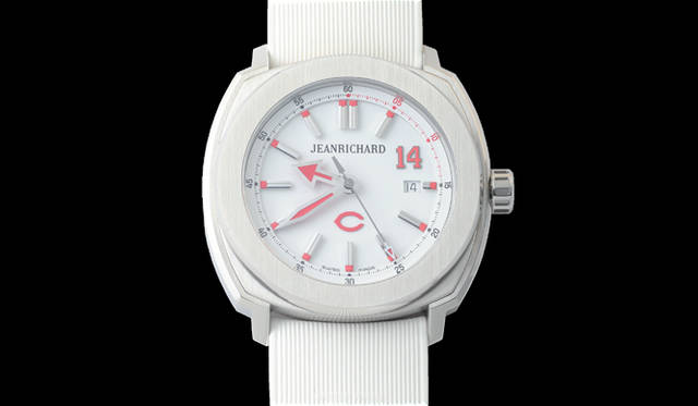 ホワイトマットダイヤル。文字盤上2時位置に大瀬良選手の背番号「14」、6時位置に広島東洋カープのロゴを配置。インデックス、長短針はチームカラーをイメージしたレッドカラー。<br><br><strong>「テラスコープ」大瀬良大地トリビュートモデル広島東洋カープ「球団公認」</strong><br />ケース｜ステンレススティール<br />ケースサイズ｜44mm<br />厚さ｜12.60mm<br />ムーブメント｜自動巻き（ムーブメントJR60）<br />パワーリザーブ｜約38時間<br />限定本数｜39本<br />価格｜36万5000 円（税抜）<br />