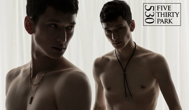 <strong>530PARK｜530パーク</strong><br />「FIVE THIRTY PARK（ファイブサーティーパーク）」クリスタルループタイ（黒・Silver / 牛革）3万4560円、クリスタルロングネックレス（K10YG/K10WG）18万3600円、カーブチェーンネックレス（K10YG/K10WG/K18）16万2000円