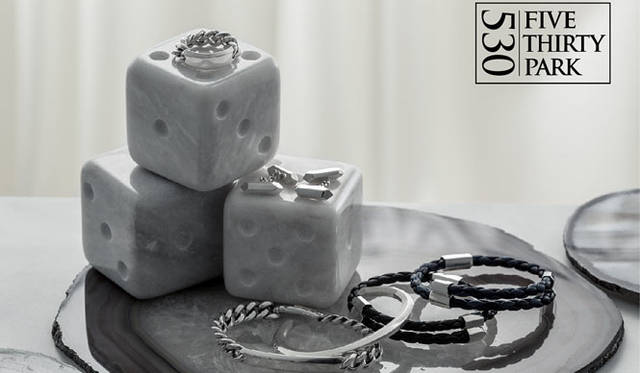 <strong>530PARK｜530パーク</strong><br />「FIVE THIRTY PARK（ファイブサーティーパーク）」左から、クリスタルIDリング（Silver）3万2400円、クリスタルカフリンクス（Silver）2万8080円、クリスタルIDブレスレット（Silver）8万6400円、クリスタルラウンドバングル（Silver）3万9960円、クリスタルレザースライドブレスレット（黒・Silver / 牛革）3万1320円、クリスタルレザースライドブレスレット（藍・Silver / 牛革）3万1320円