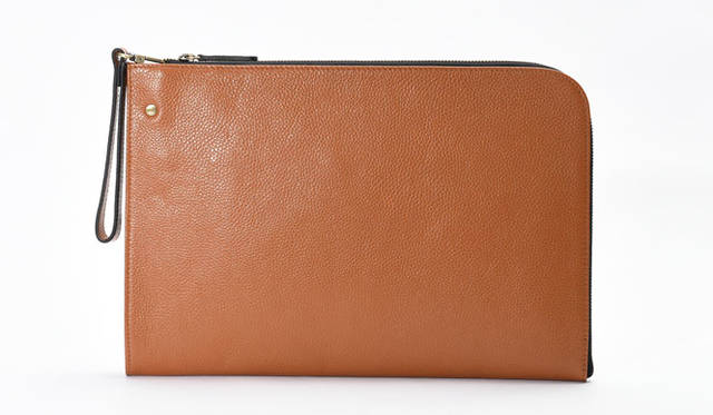 <strong>GOLD MEN｜ゴールド メン</strong><br />「TOUGH シリーズ」 クラッチバッグ（W350×H240×D10～40mm）1万2420円