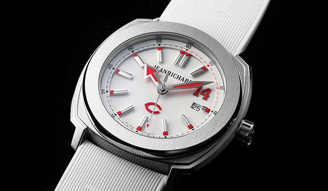 ホワイトマットダイヤル。文字盤上2時位置に大瀬良選手の背番号「14」、6時位置に広島東洋カープのロゴを配置。インデックス、長短針はチームカラーをイメージしたレッドカラー。<br><br><strong>「テラスコープ」大瀬良大地トリビュートモデル広島東洋カープ「球団公認」</strong><br />ケース｜ステンレススティール<br />ケースサイズ｜44mm<br />厚さ｜12.60mm<br />ムーブメント｜自動巻き（ムーブメントJR60）<br />パワーリザーブ｜約38時間<br />限定本数｜39本<br />価格｜36万5000 円（税抜）<br />