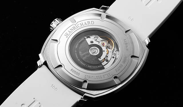 ホワイトマットダイヤル。文字盤上2時位置に大瀬良選手の背番号「14」、6時位置に広島東洋カープのロゴを配置。インデックス、長短針はチームカラーをイメージしたレッドカラー。<br><br><strong>「テラスコープ」大瀬良大地トリビュートモデル広島東洋カープ「球団公認」</strong><br />ケース｜ステンレススティール<br />ケースサイズ｜44mm<br />厚さ｜12.60mm<br />ムーブメント｜自動巻き（ムーブメントJR60）<br />パワーリザーブ｜約38時間<br />限定本数｜39本<br />価格｜36万5000 円（税抜）<br />