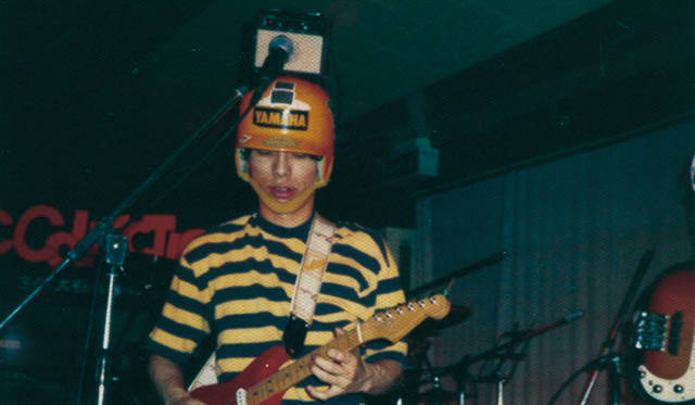 1980年代前半、頭にアンプをのせるうじきつよしのパフォーマンスはファンのあいだで語り草となっている