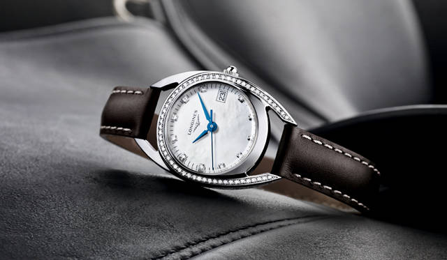 <strong>ロンジン イクエストリアン アーチモデル</strong><br />ケース｜ダイヤモンド付きステンレススチール<br />直径｜26.0mm<br />ムーブメント｜クォーツ（Cal.L152.3）<br />機能｜日付表示<br />ストラップ｜ブラウンレザー<br />防水｜3気圧<br />発売時期｜未定<br />予価｜34万1000円（税抜）<br />