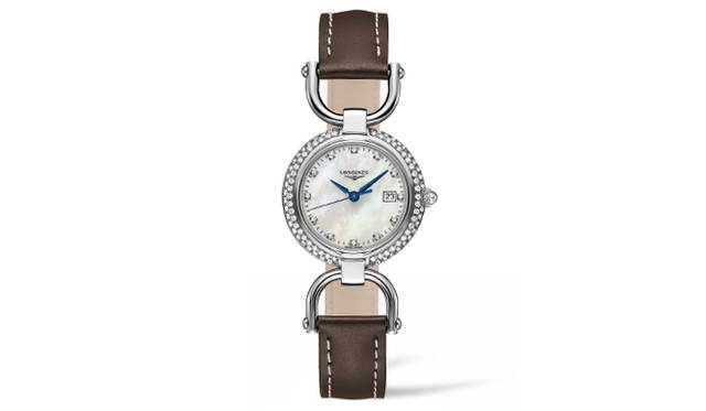 <strong>ロンジン イクエストリアン スティルラップモデル</strong><br />ケース｜ダイヤモンド付きステンレススチール<br />直径｜26.5mm<br />ムーブメント｜クォーツ（Cal.L152.3）<br />機能｜日付表示<br />ストラップ｜ブラウンレザー<br />防水｜3気圧<br />発売時期｜8月予定<br />予価｜58万2000円（税抜）<br />