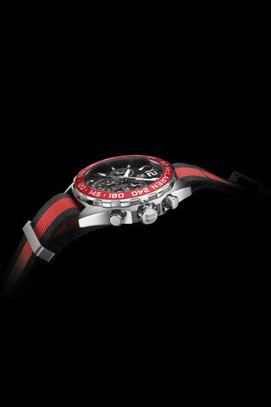 <strong>タグ･ホイヤー フォーミュラ１ <br>クロノグラフ マクラーレン30周年限定モデル</strong><br>ケース｜ステンレススチール＋アルミニウムベゼル<br>直径｜42mm<br>ムーブメント｜クォーツ<br>機能｜クロノグラフ（30分積算計、10時間積算計、1/10秒計）、タキメータースケール、日付表示<br>ストラップ｜ナイロン製NATOストラップ<br>防水｜20気圧<br>発売時期｜8月予定<br>予価｜16万5000円（税抜）