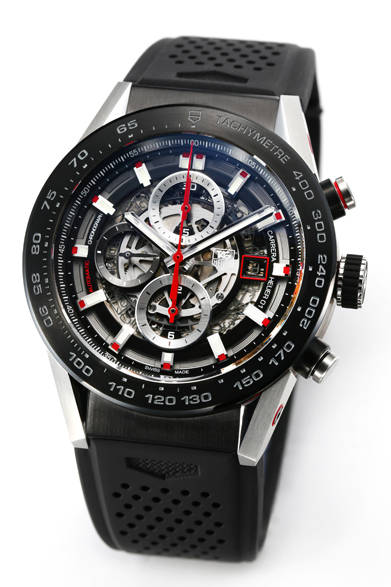 <strong>タグ・ホイヤー カレラ ホイヤー01</strong><br />ケース｜ステンレススチール<br />直径｜45mm<br />ムーブメント｜自動巻き（Cal.ホイヤー01）<br />機能｜クロノグラフ（30分積算計、12時間積算計）、日付表示<br />ストラップ｜ラバー<br />防水｜10気圧<br />発売時期｜年内発売予定<br />予価｜55万円（税抜）