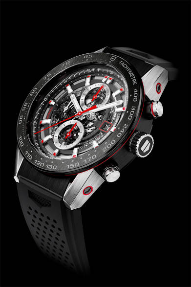 <strong>タグ・ホイヤー カレラ ホイヤー01</strong><br />ケース｜ステンレススチール<br />直径｜45mm<br />ムーブメント｜自動巻き（Cal.ホイヤー01）<br />機能｜クロノグラフ（30分積算計、12時間積算計）、日付表示<br />ストラップ｜ラバー<br />防水｜10気圧<br />発売時期｜年内発売予定<br />予価｜55万円（税抜）