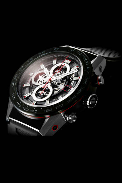 <strong>カレラ ホイヤー01</strong><br><br> ケース｜ステンレススチール <br>直径｜45mm<br> ムーブメント｜自動巻き（Cal.ホイヤー01）<br> 機能｜クロノグラフ（30分積算計、12時間積算計）、日付表示<br> ストラップ｜ラバー<br> 防水性｜10気圧<br> 発売時期｜年内発売予定<br> 予価｜未定<br>