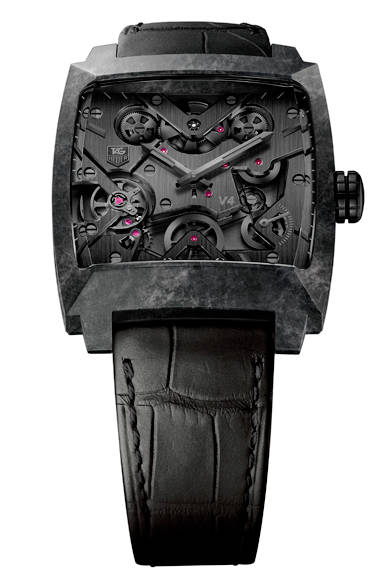 <strong>モナコ V4 ファントム</strong><br> ケース｜カーボン・マトリックス・コンポジット<br> サイズ｜縦41×横41mm<br> ムーブメント｜自動巻き（Cal.V4）<br> ストラップ｜アリゲーター<br> 防水｜5気圧<br> 発売時期｜未定<br> 価格｜500万円<br>