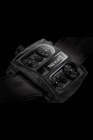 <strong>モナコ V4 ファントム</strong><br>ケース｜カーボン・マトリックス・コンポジット<br>サイズ｜縦41×横41mm<br>ムーブメント｜自動巻き（Cal.V4）<br>ストラップ｜アリゲーター<br>防水性｜10気圧<br>発売時期｜未定<br>予価｜未定<br>