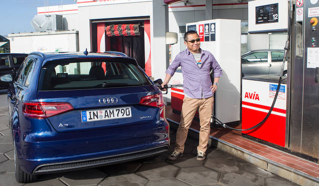 給油ならぬ給ガス体験をする、著者の大谷達也氏